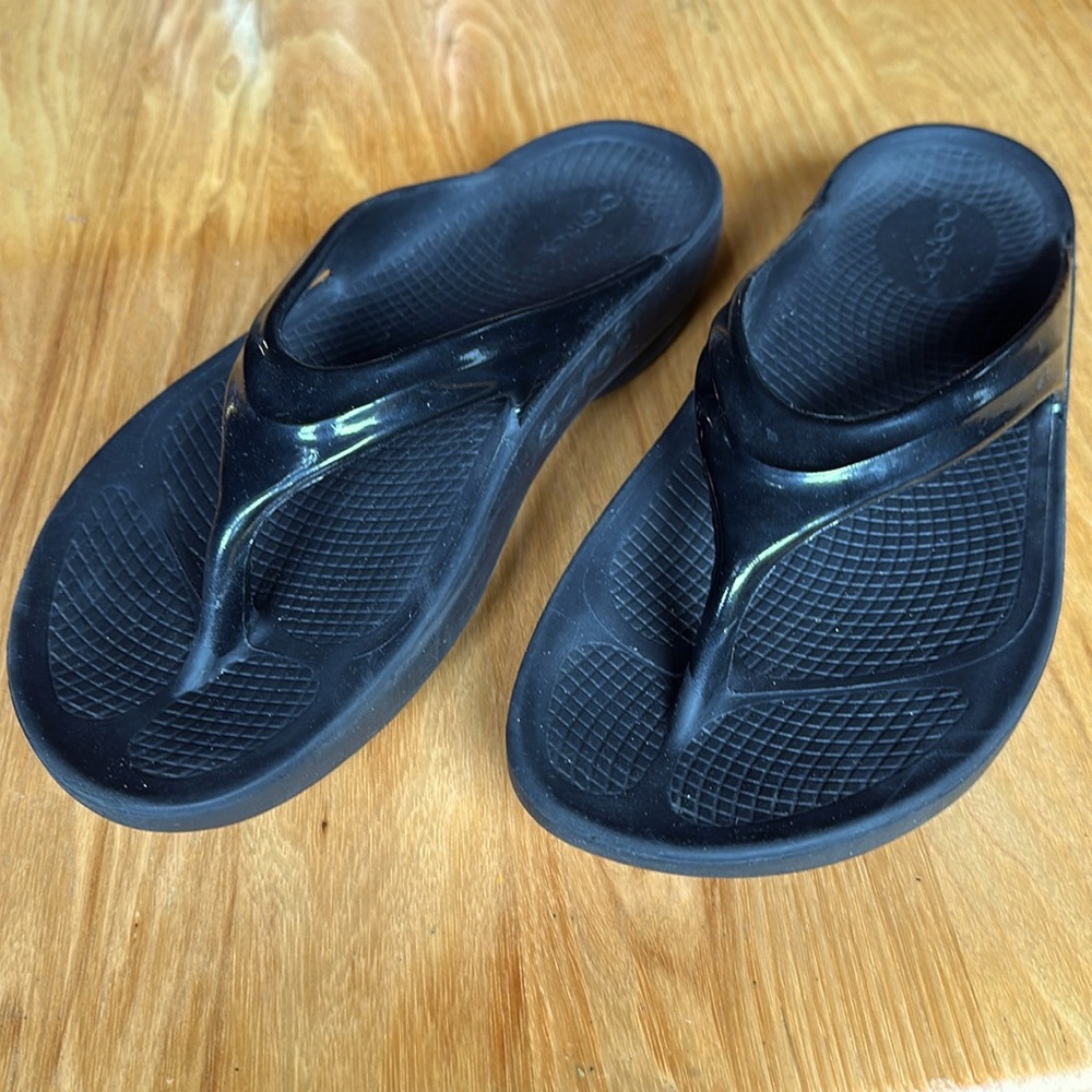 Women’s Oofos Oolala Luxe Sandals size 8 black With Black Patented Straps. (549)